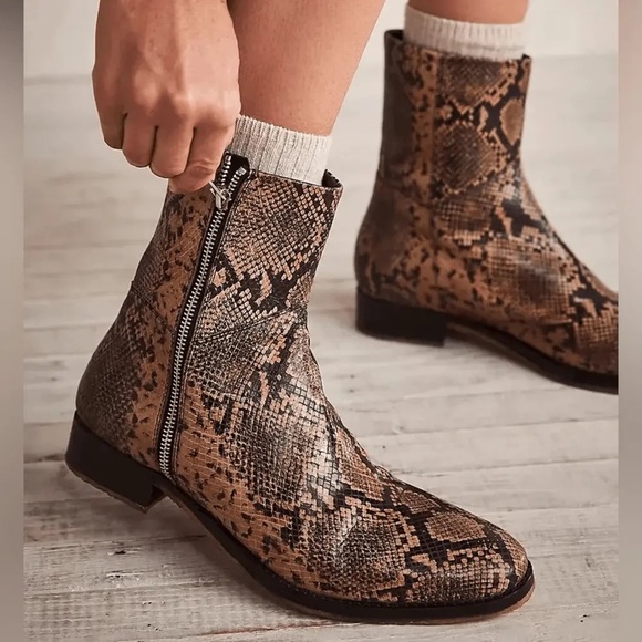 FREE PEOPLE women’s Luna Natural Snakeskin Print Leather Ankle Boots Size 38 - Picture 2 of 16